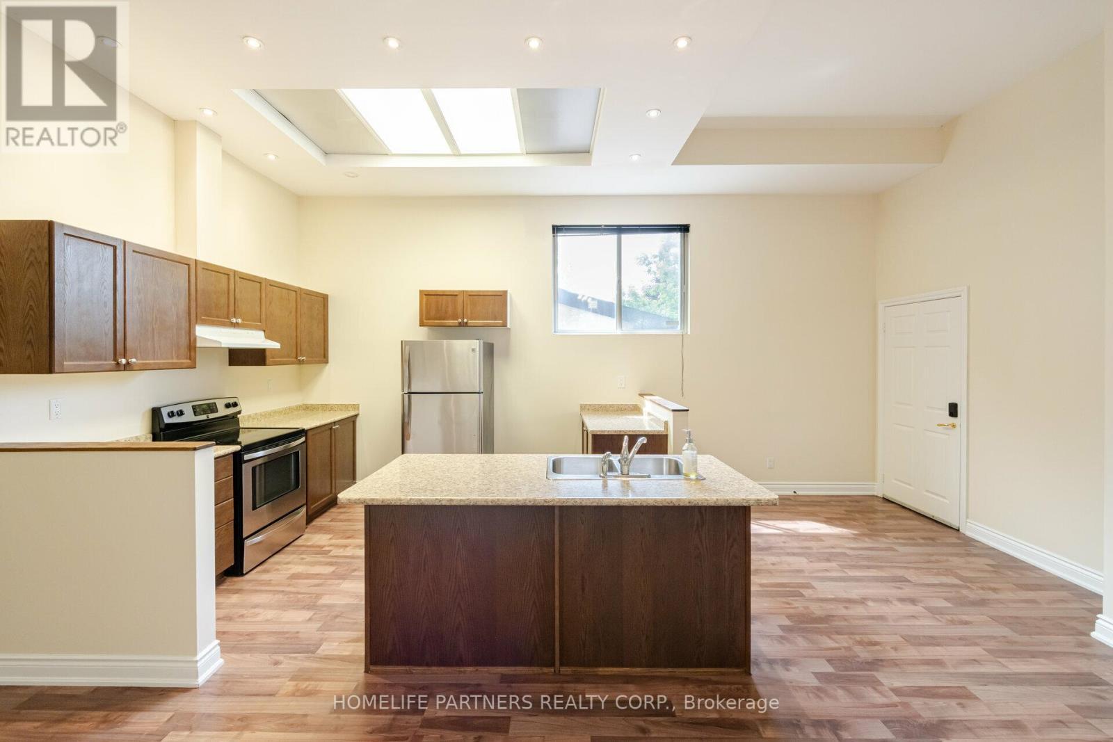 7930 Kipling Avenue, Vaughan, ON - Indoor Photo Showing Kitchen