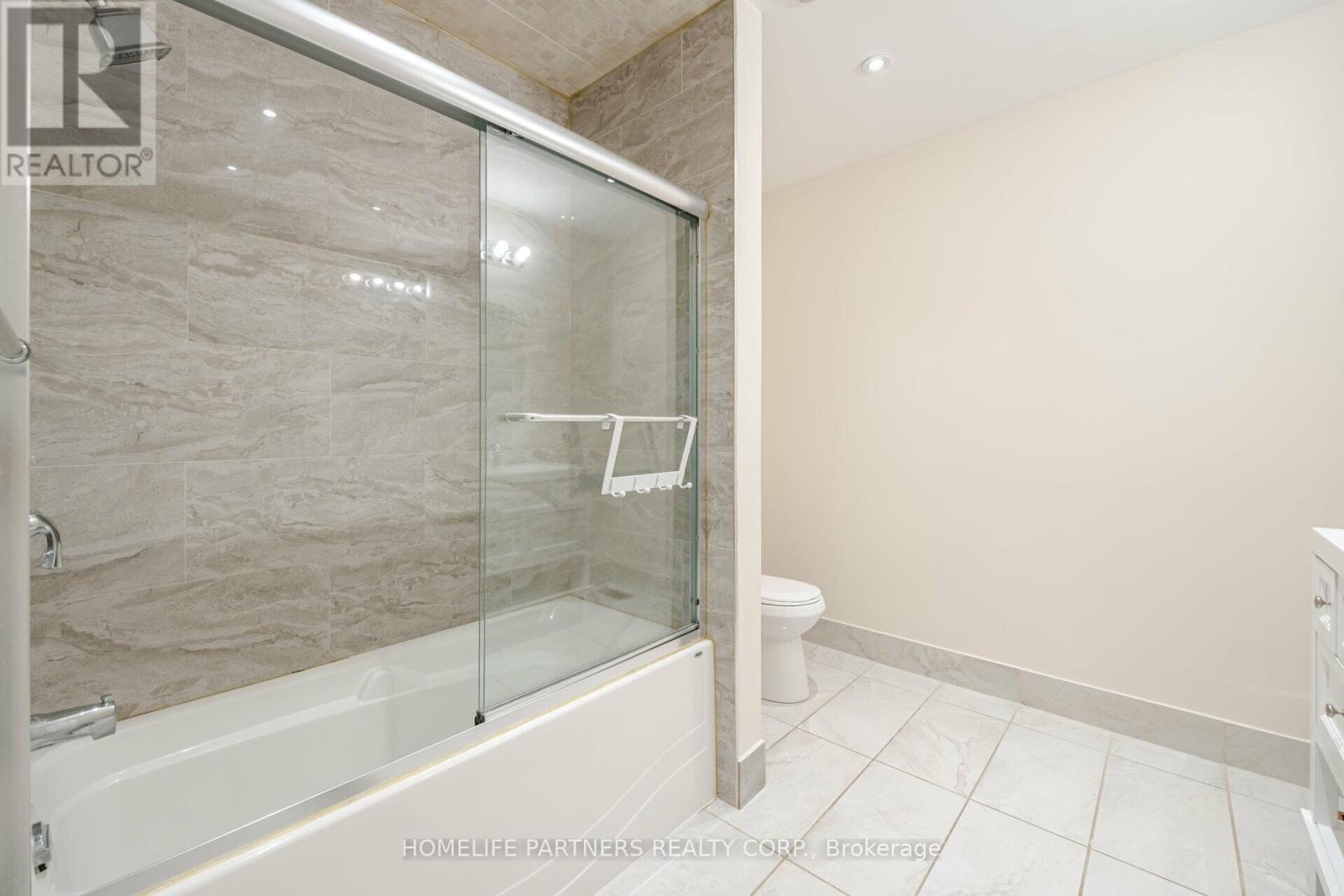 7930 Kipling Avenue, Vaughan, ON - Indoor Photo Showing Bathroom