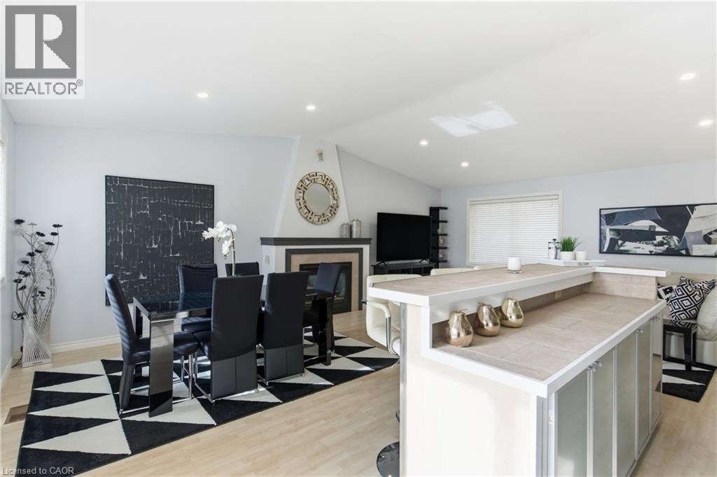 5372 Spruce Avenue, Burlington, ON - Indoor