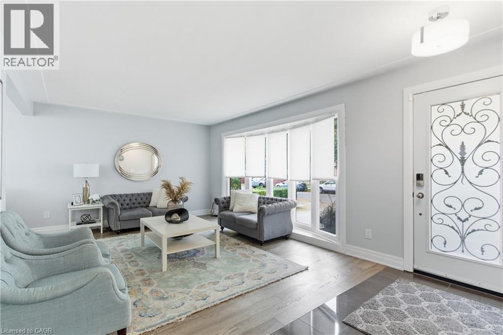 5372 Spruce Avenue, Burlington, ON - Indoor Photo Showing Living Room