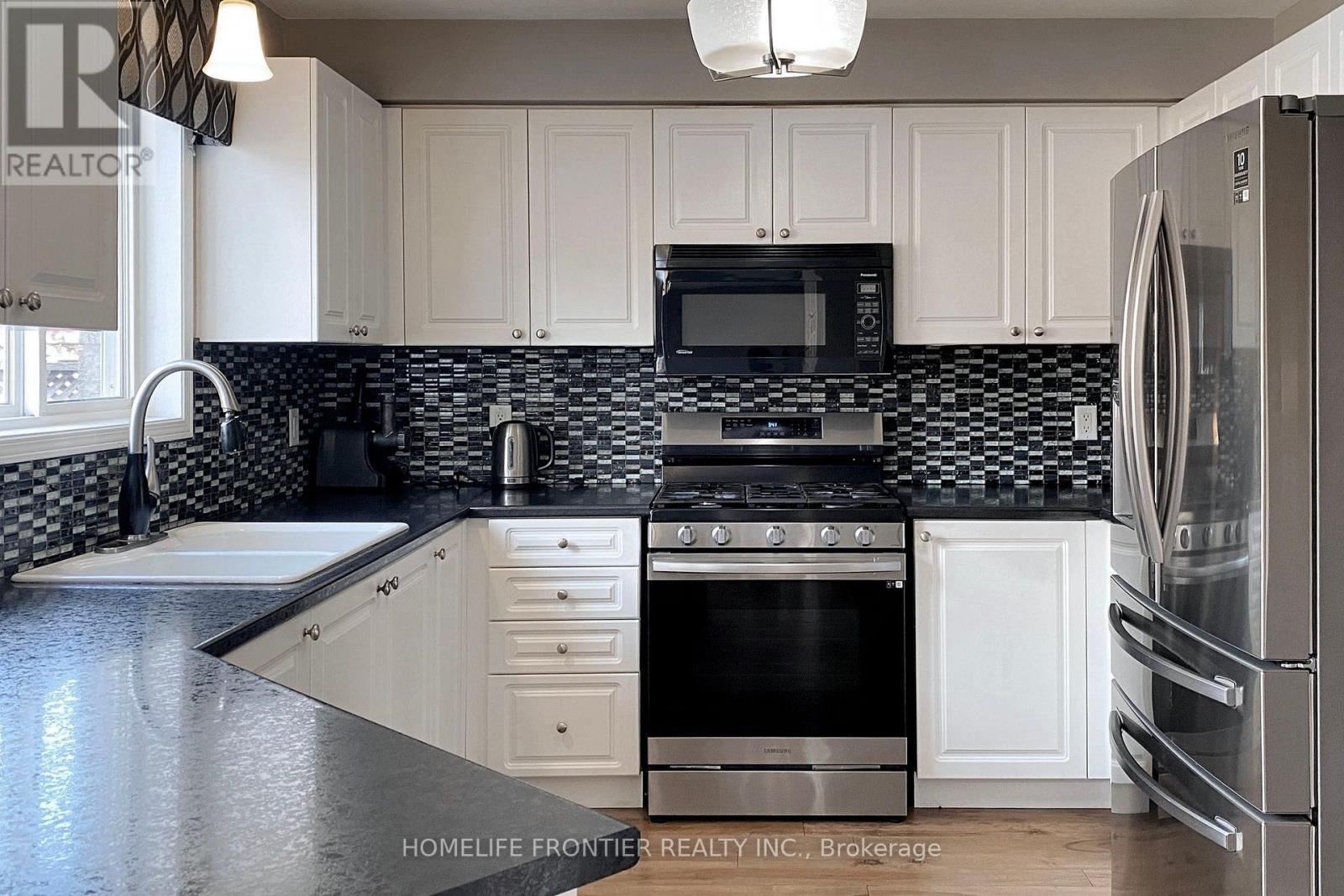48 Patrick Drive S, Barrie, ON - Indoor Photo Showing Kitchen With Double Sink With Upgraded Kitchen