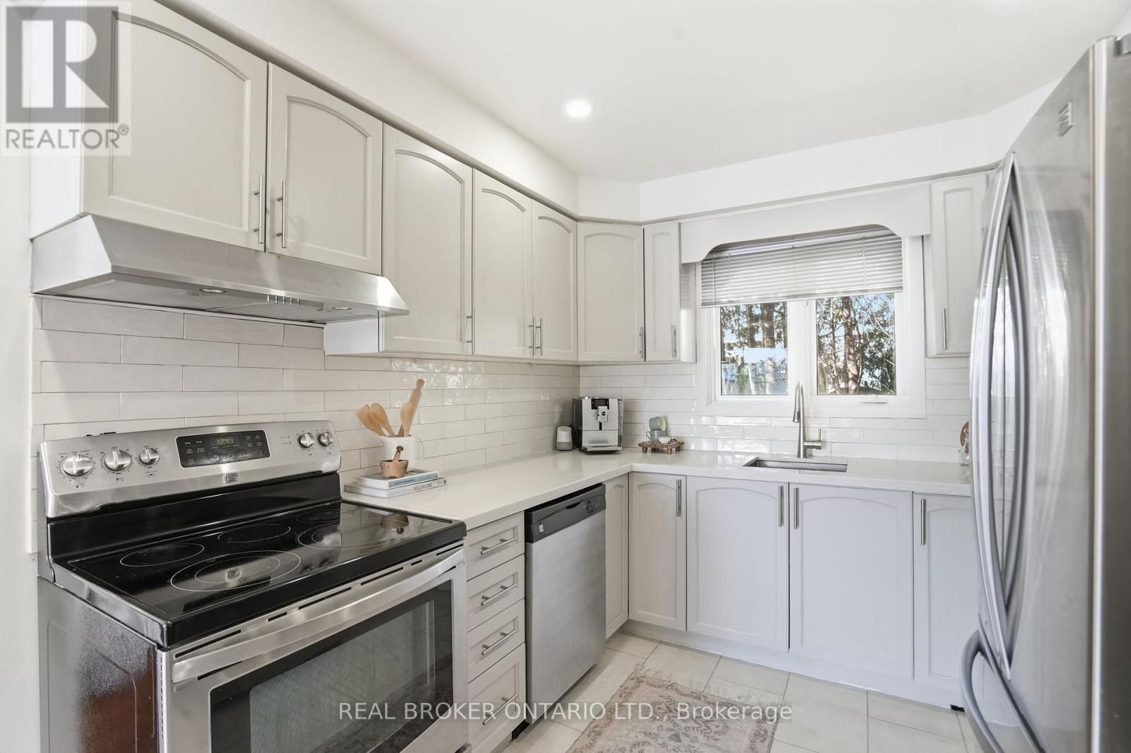 14 Basin Crescent, Hamilton, ON - Indoor Photo Showing Kitchen With Upgraded Kitchen