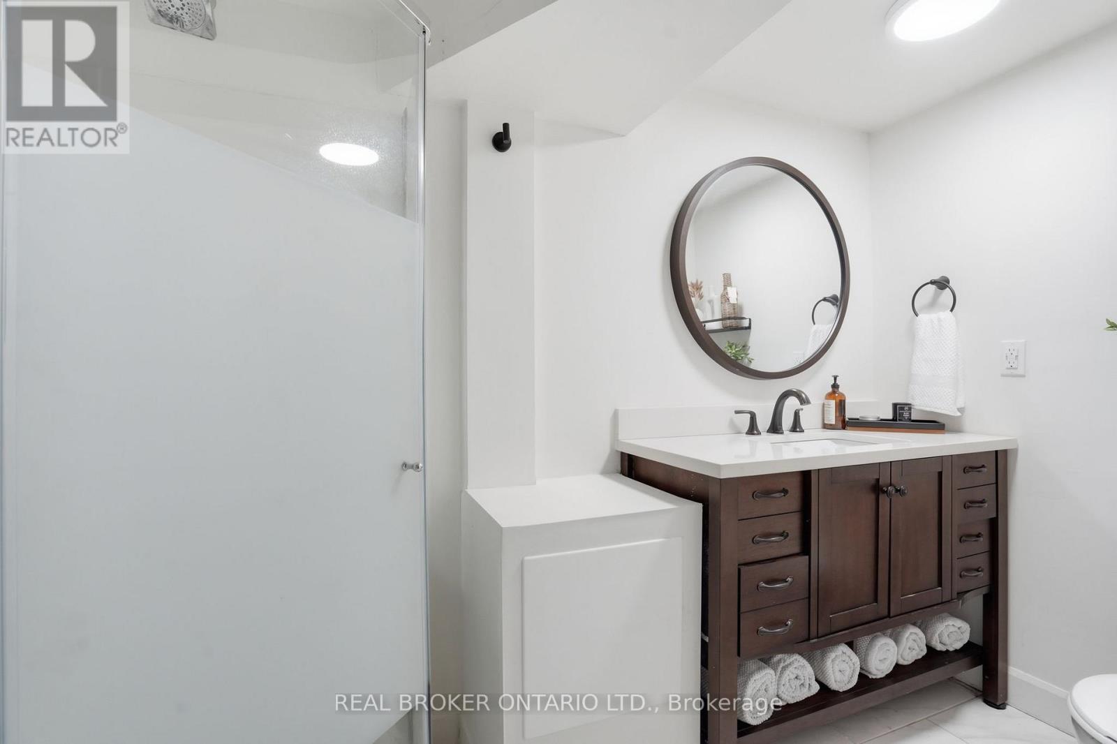 14 Basin Crescent, Hamilton, ON - Indoor Photo Showing Bathroom