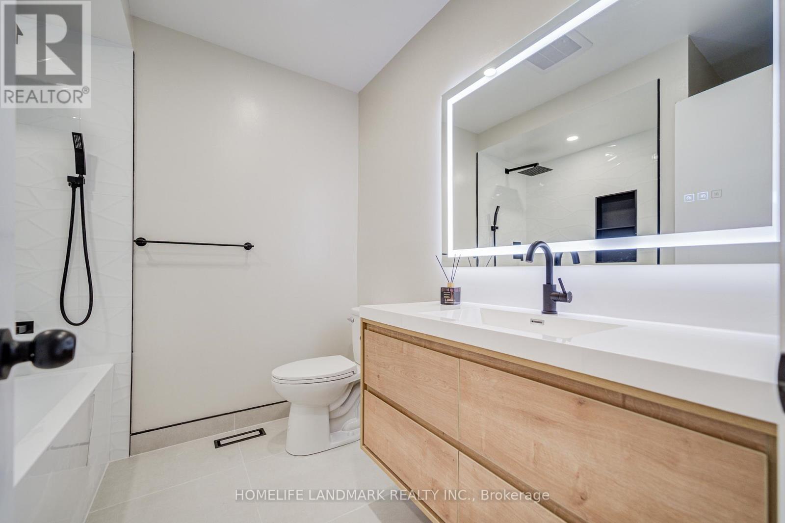 319 Hillside Drive, Mississauga, ON - Indoor Photo Showing Bathroom