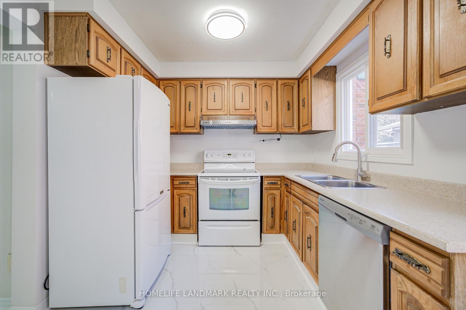 319 Hillside Drive, Mississauga, ON - Indoor Photo Showing Kitchen With Double Sink