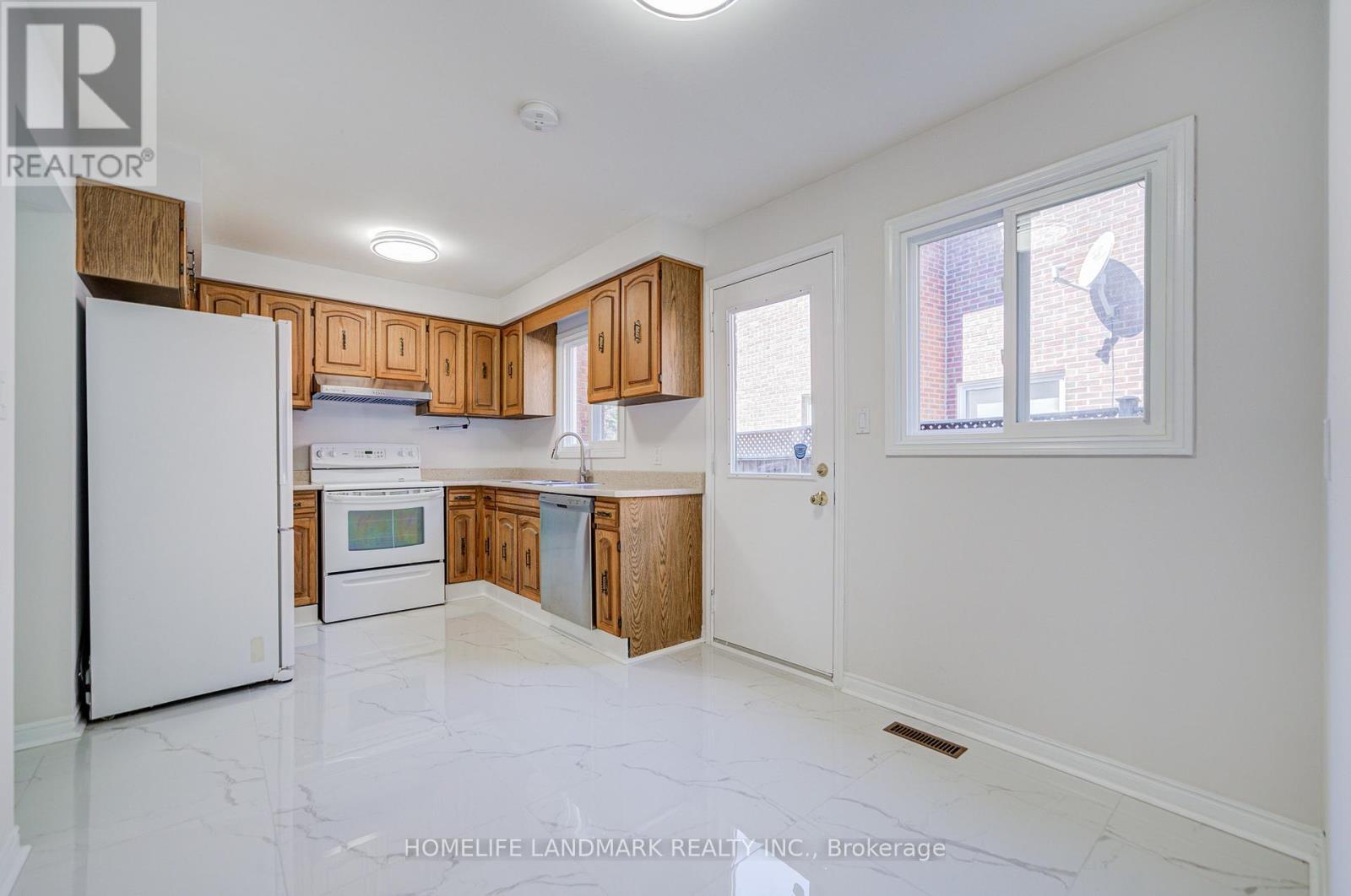 319 Hillside Drive, Mississauga, ON - Indoor Photo Showing Kitchen