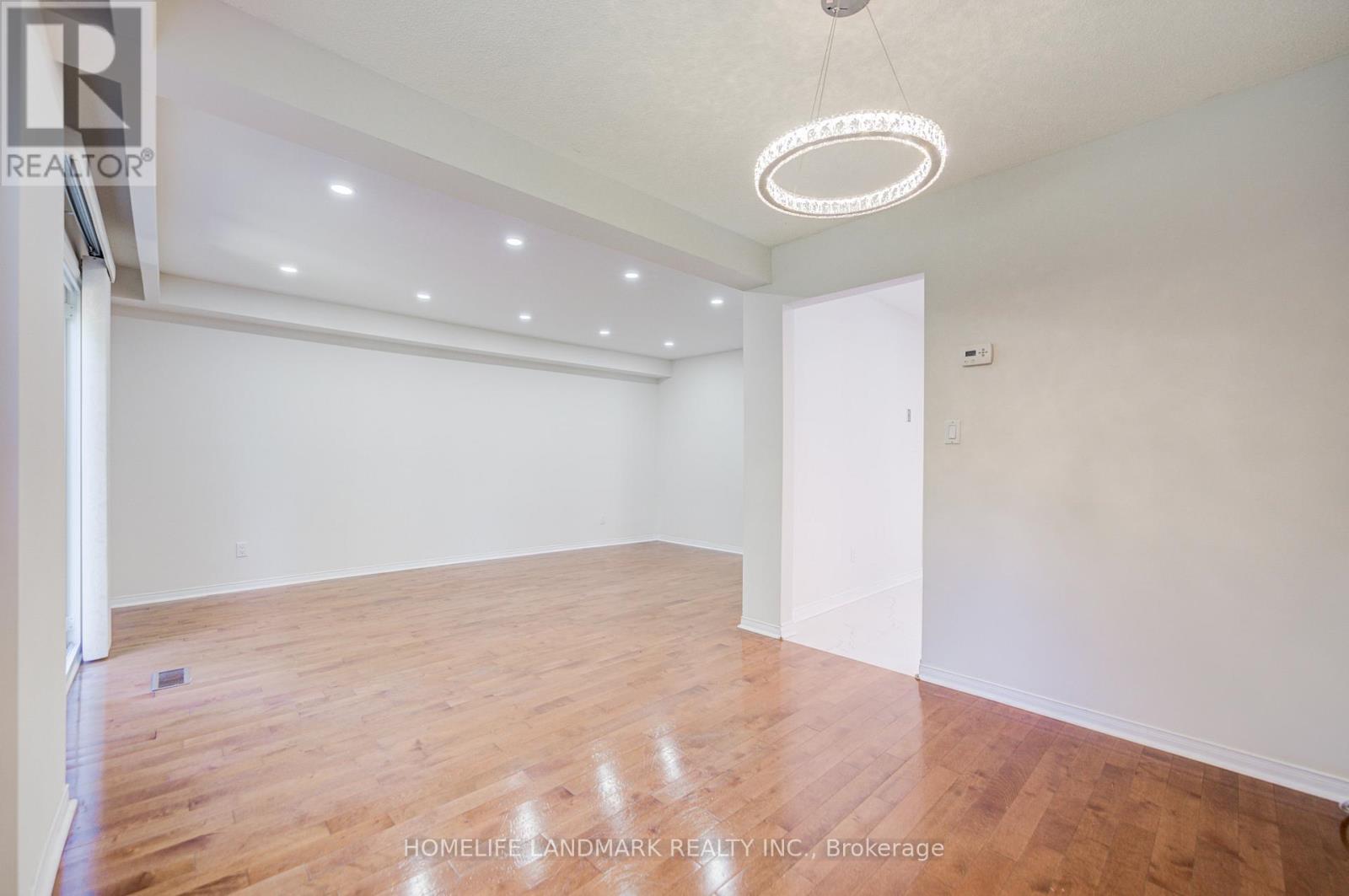 319 Hillside Drive, Mississauga, ON - Indoor Photo Showing Other Room