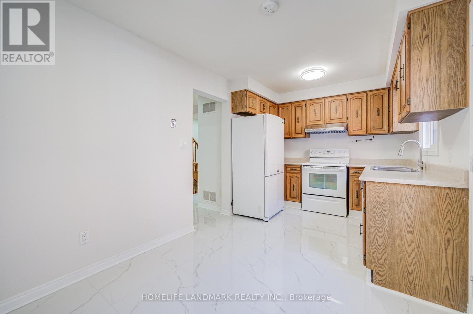 319 Hillside Drive, Mississauga, ON - Indoor Photo Showing Kitchen With Double Sink
