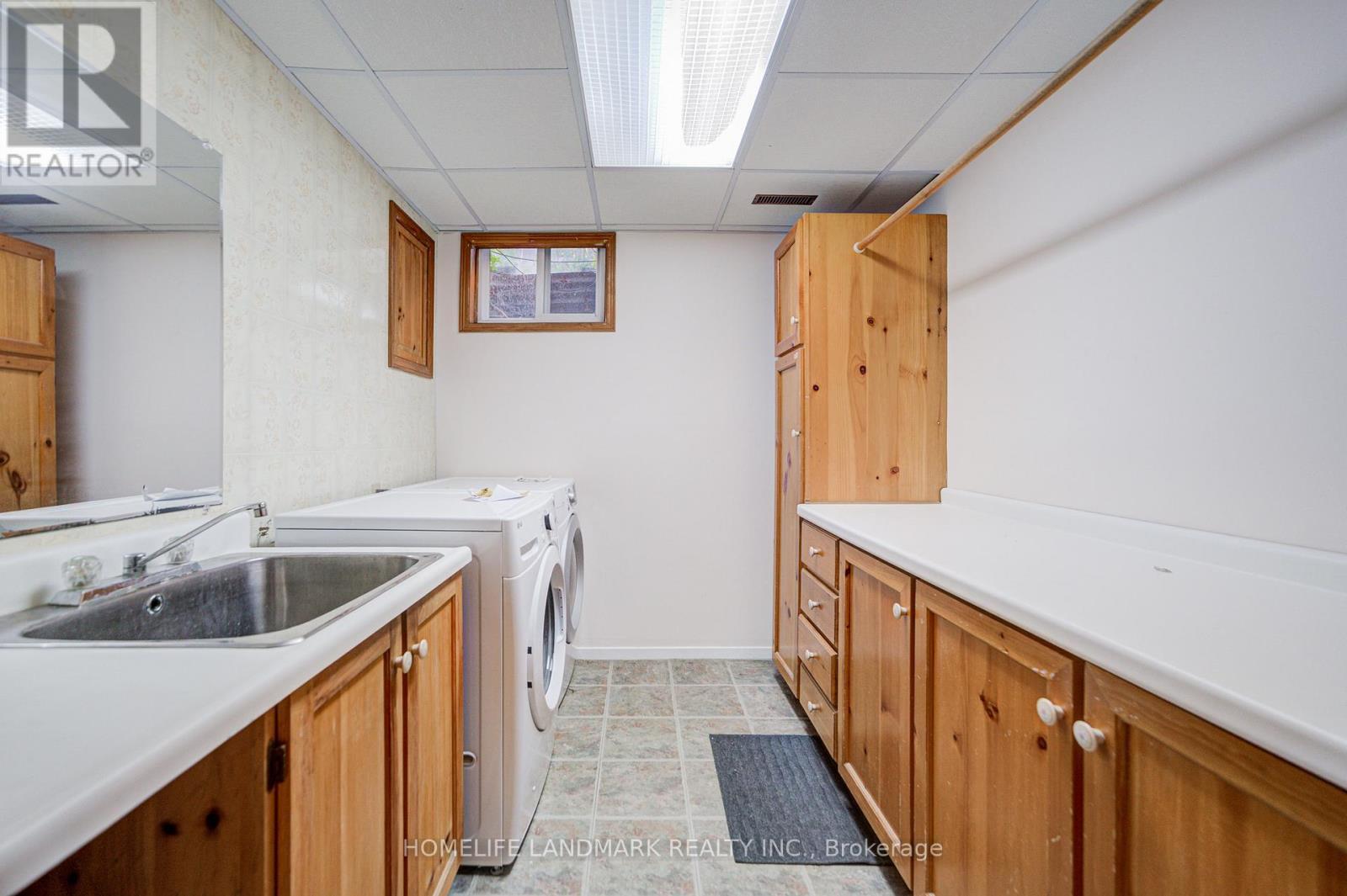 319 Hillside Drive, Mississauga, ON - Indoor Photo Showing Laundry Room