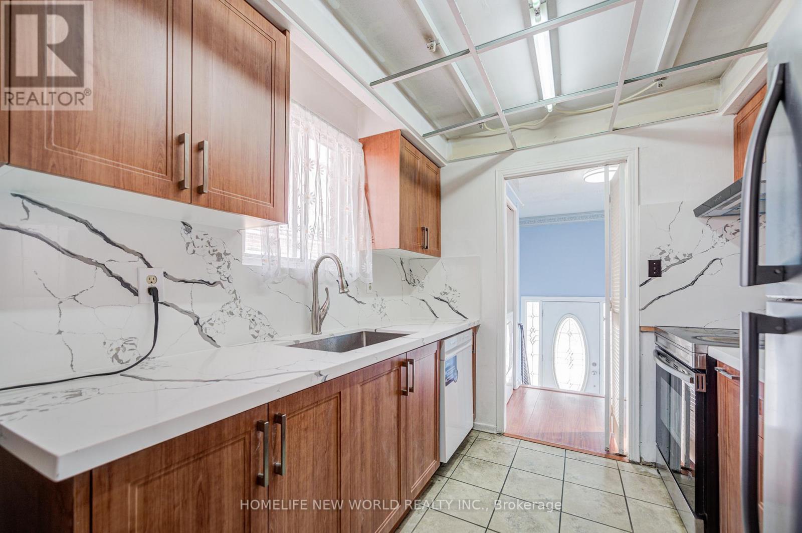 Upper - 152 Micmac Crescent, Toronto, ON - Indoor Photo Showing Kitchen