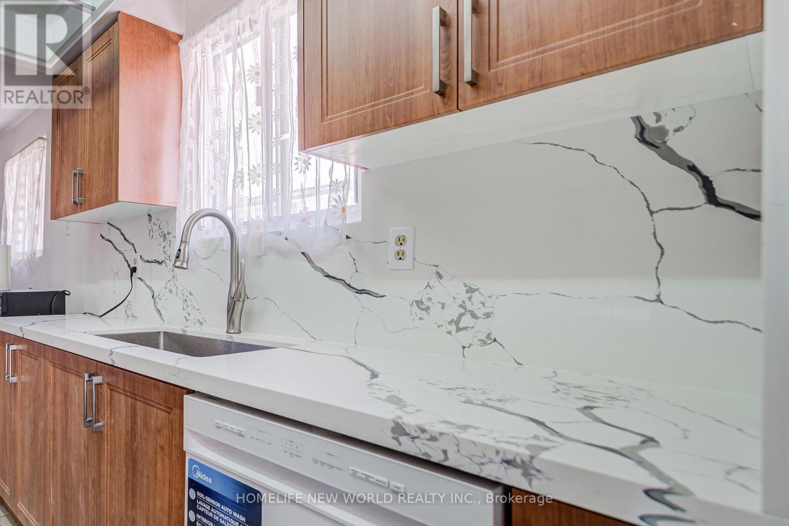 Upper - 152 Micmac Crescent, Toronto, ON - Indoor Photo Showing Kitchen