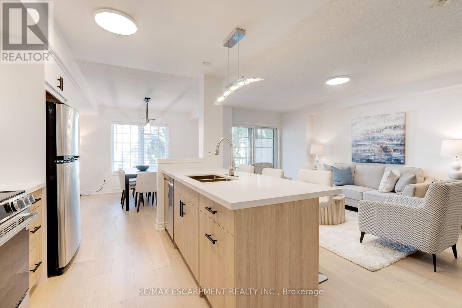 628 Garibaldi Common, Burlington, ON - Indoor Photo Showing Kitchen With Double Sink With Upgraded Kitchen