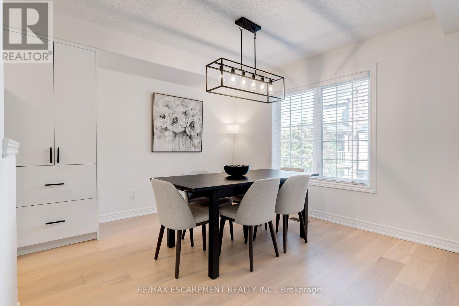 628 Garibaldi Common, Burlington, ON - Indoor Photo Showing Dining Room