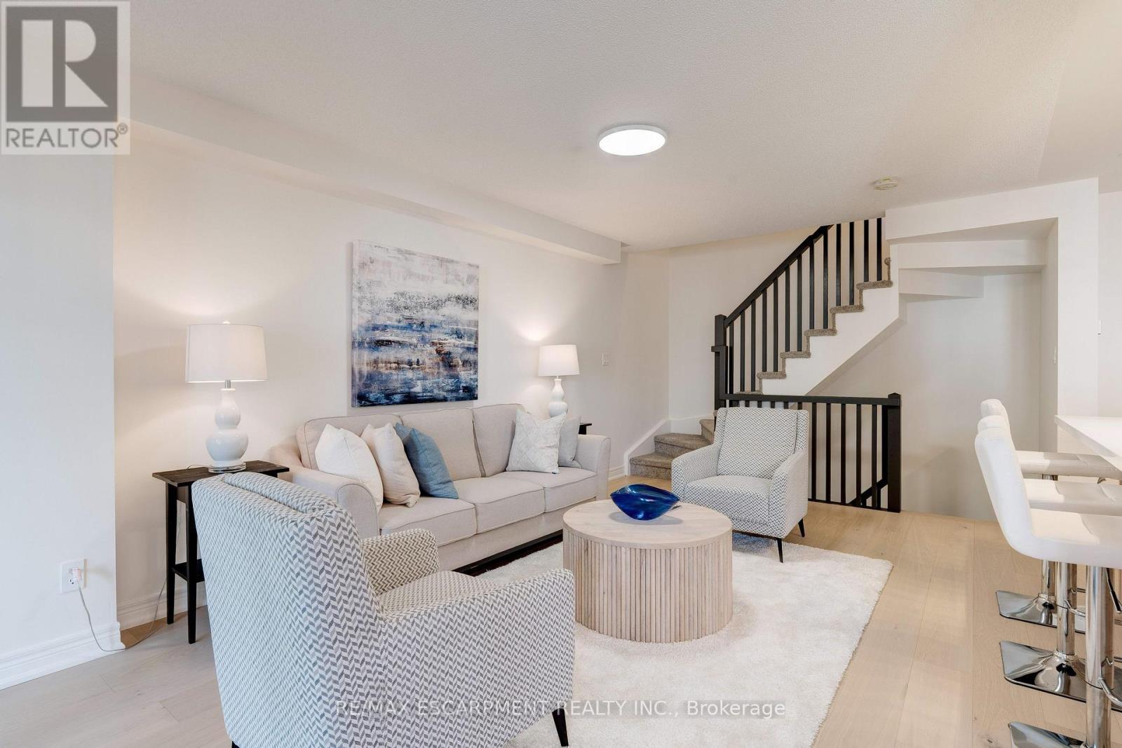 628 Garibaldi Common, Burlington, ON - Indoor Photo Showing Living Room