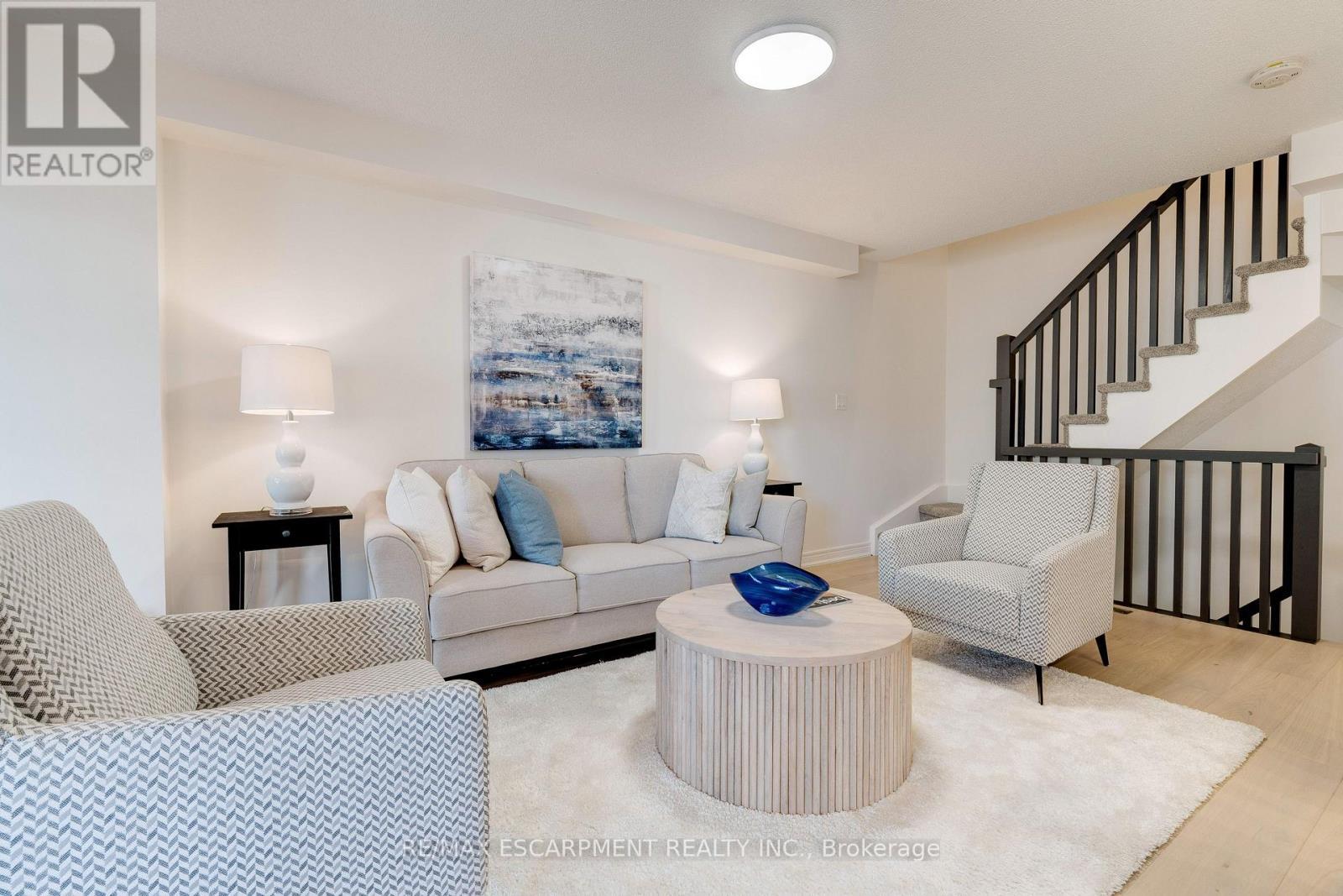 628 Garibaldi Common, Burlington, ON - Indoor Photo Showing Living Room