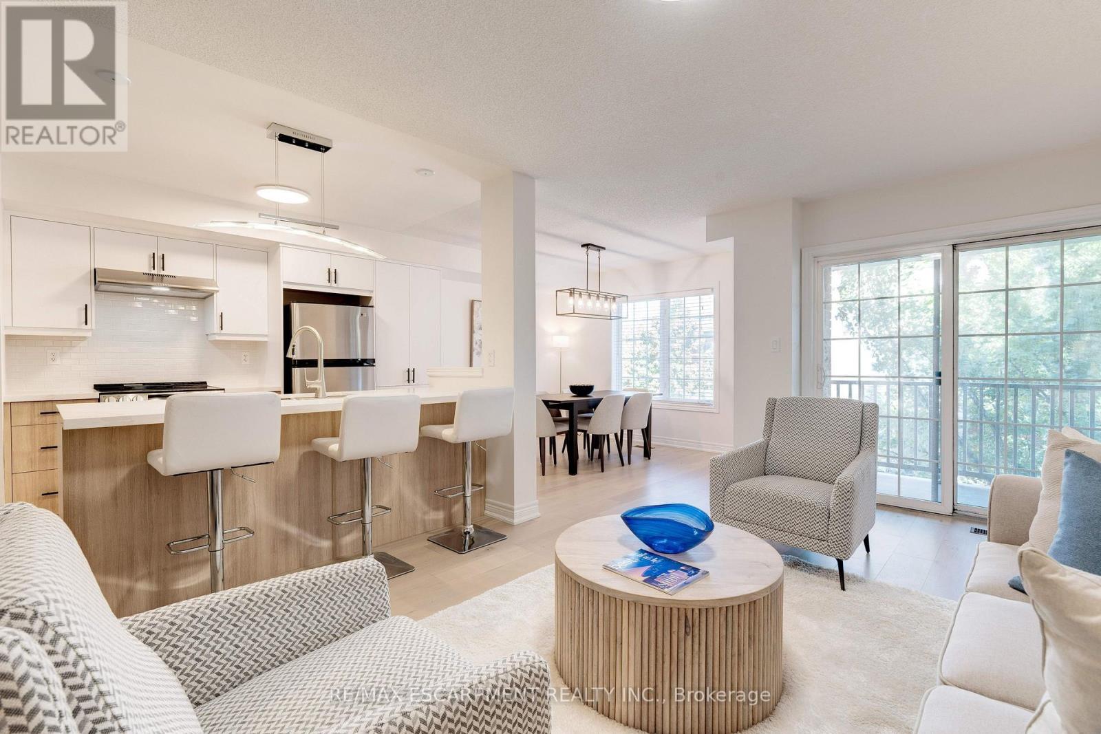 628 Garibaldi Common, Burlington, ON - Indoor Photo Showing Living Room