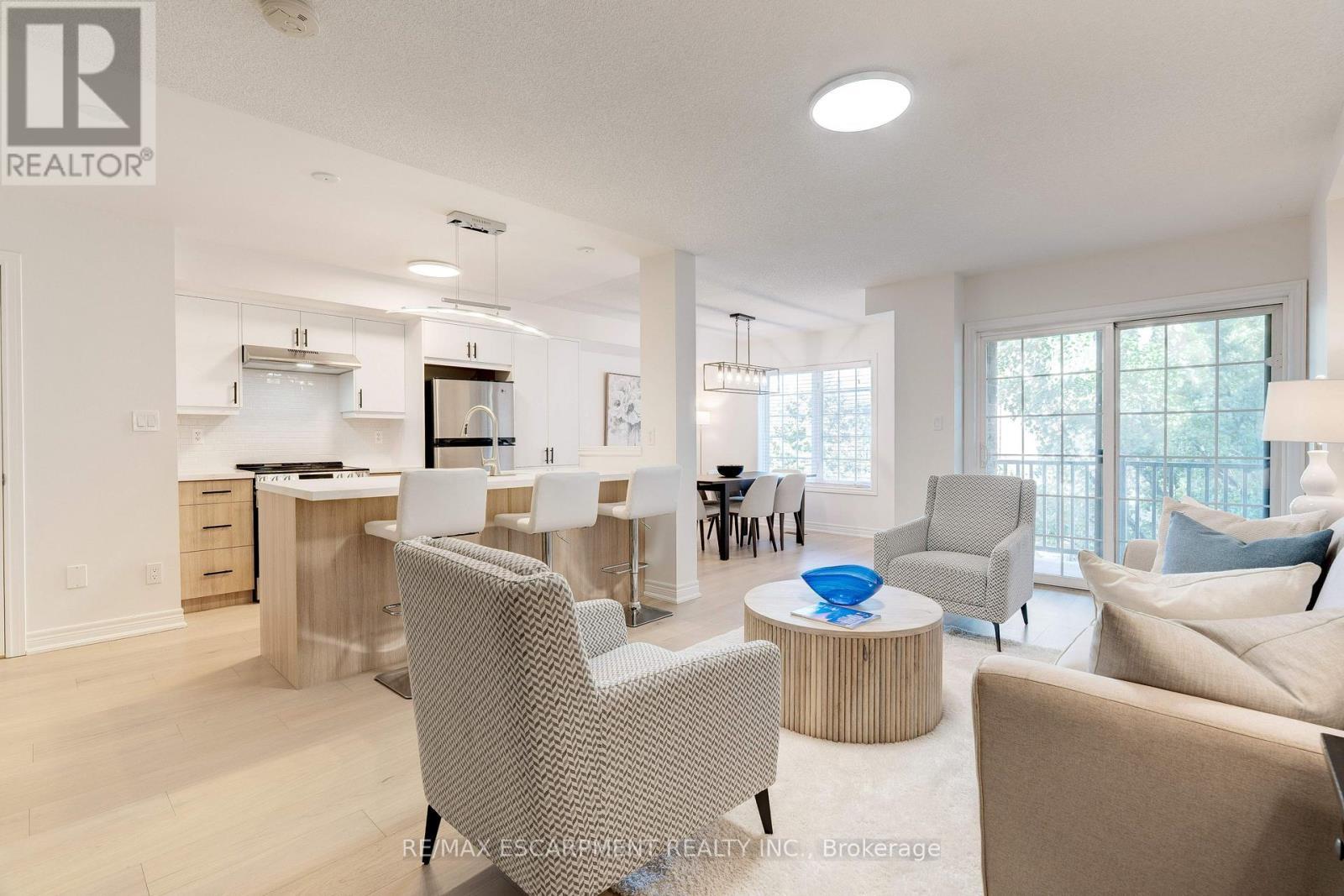 628 Garibaldi Common, Burlington, ON - Indoor Photo Showing Living Room