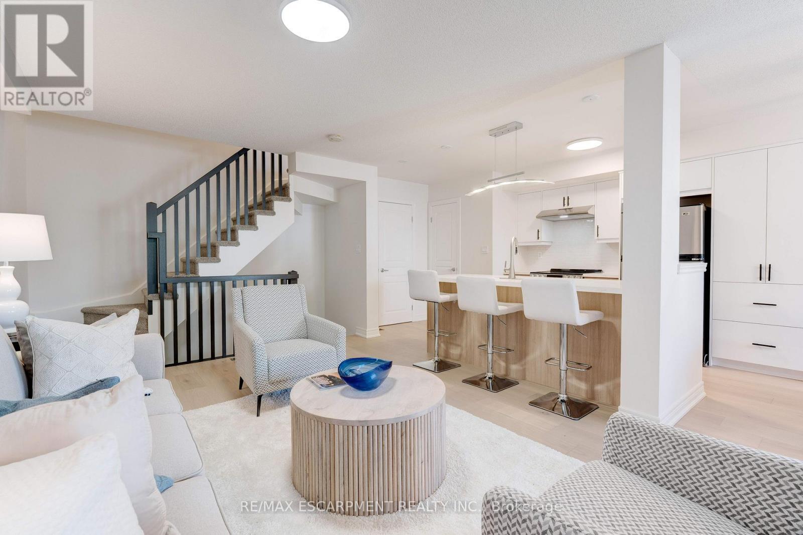 628 Garibaldi Common, Burlington, ON - Indoor Photo Showing Living Room