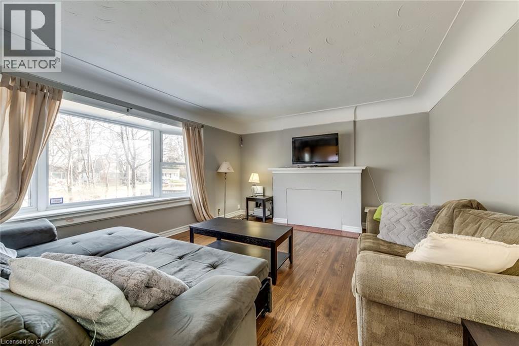 Living area with wood finished floors and baseboards - 142 Ewen Road, Hamilton, ON - Indoor Photo Showing Living Room