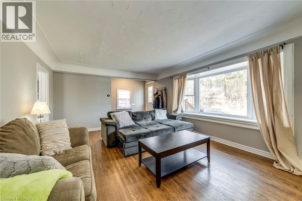 Living room featuring wood finished floors and baseboards - 142 Ewen Road, Hamilton, ON - Indoor Photo Showing Living Room