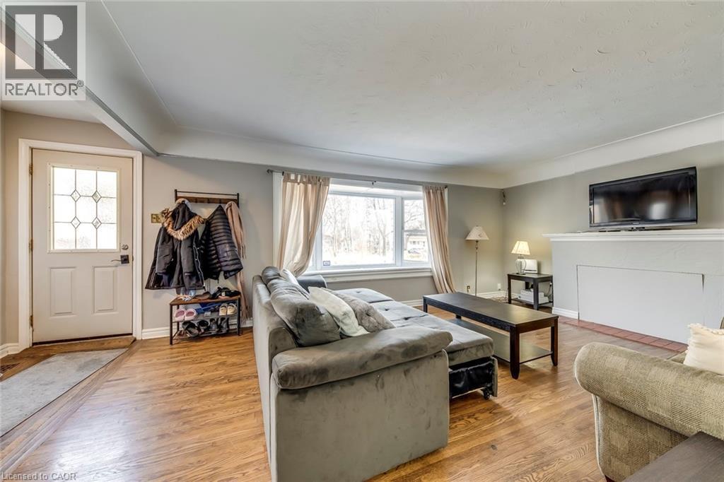 Living area featuring baseboards and wood finished floors - 142 Ewen Road, Hamilton, ON - Indoor Photo Showing Other Room