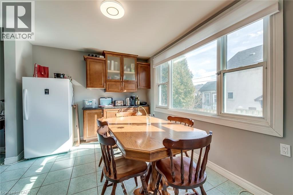 Dining space with light tile patterned floors - 142 Ewen Road, Hamilton, ON - Indoor