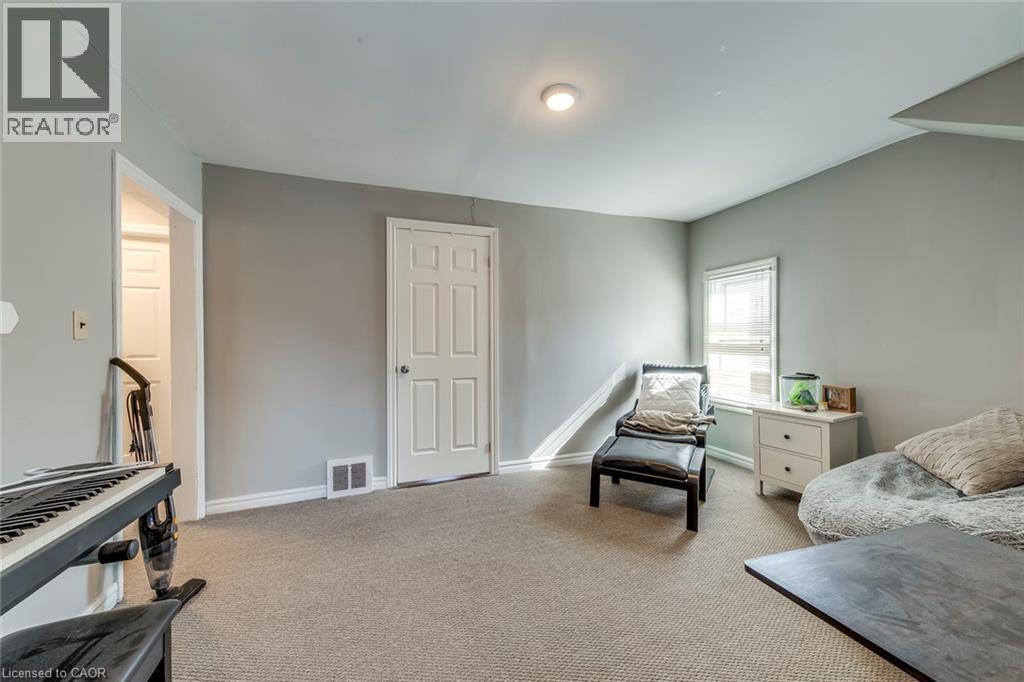 Living area with carpet and baseboards - 142 Ewen Road, Hamilton, ON - Indoor Photo Showing Other Room