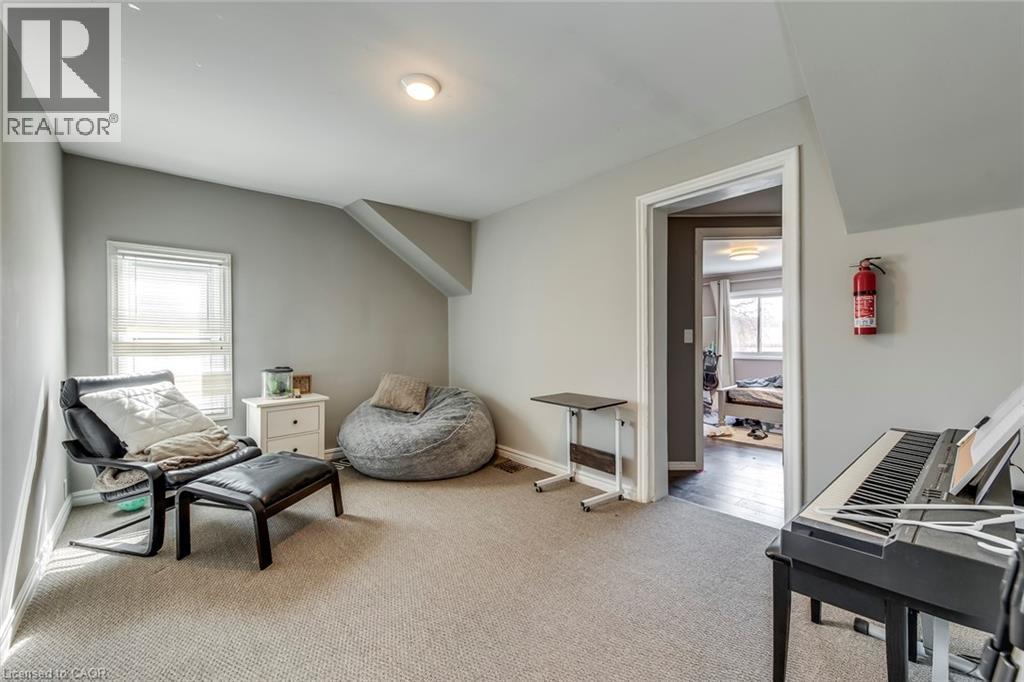 Sitting room with light colored carpet and baseboards - 142 Ewen Road, Hamilton, ON - Indoor