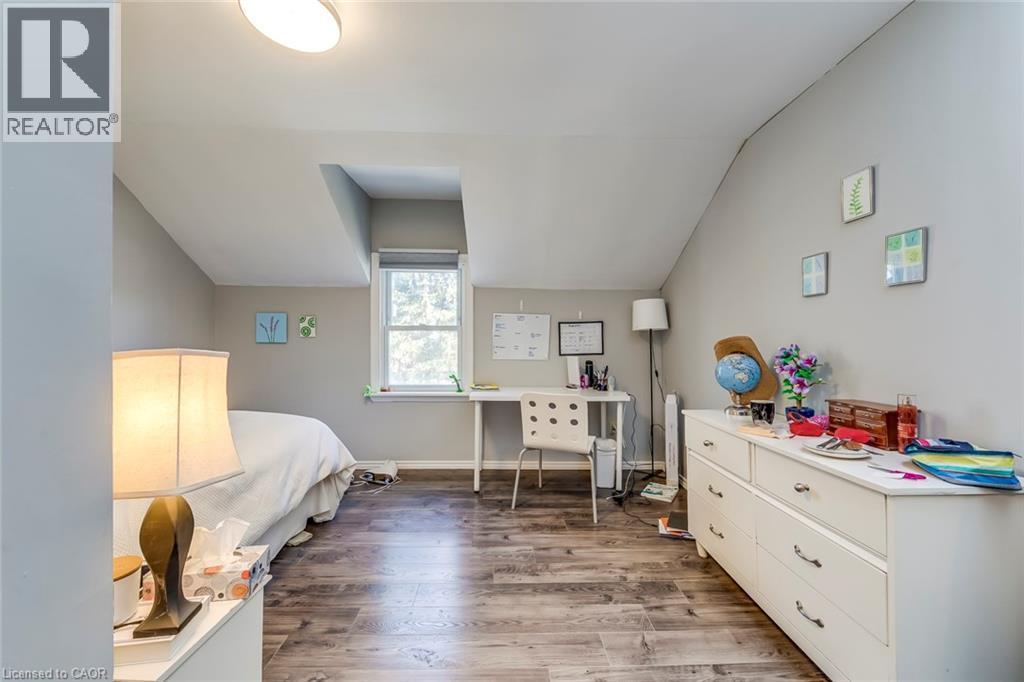Bedroom featuring vaulted ceiling and light wood-type flooring - 142 Ewen Road, Hamilton, ON - Indoor Photo Showing Bedroom