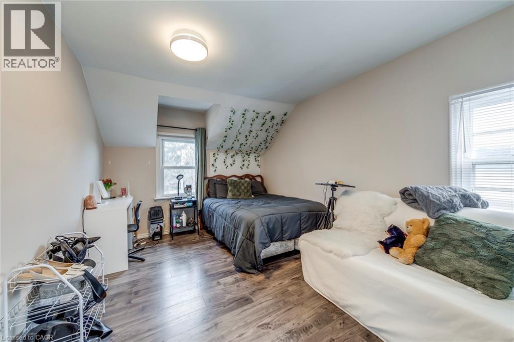 Bedroom with wood finished floors and vaulted ceiling - 142 Ewen Road, Hamilton, ON - Indoor Photo Showing Bedroom