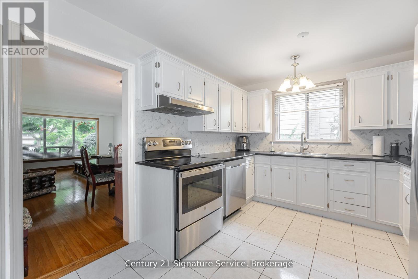 512 Selsey Drive, Mississauga, ON - Indoor Photo Showing Kitchen With Stainless Steel Kitchen