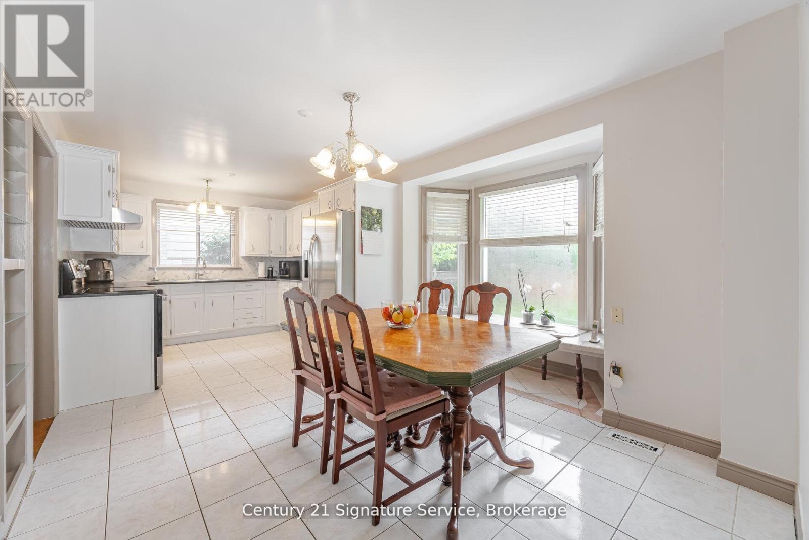 512 Selsey Drive, Mississauga, ON - Indoor Photo Showing Dining Room