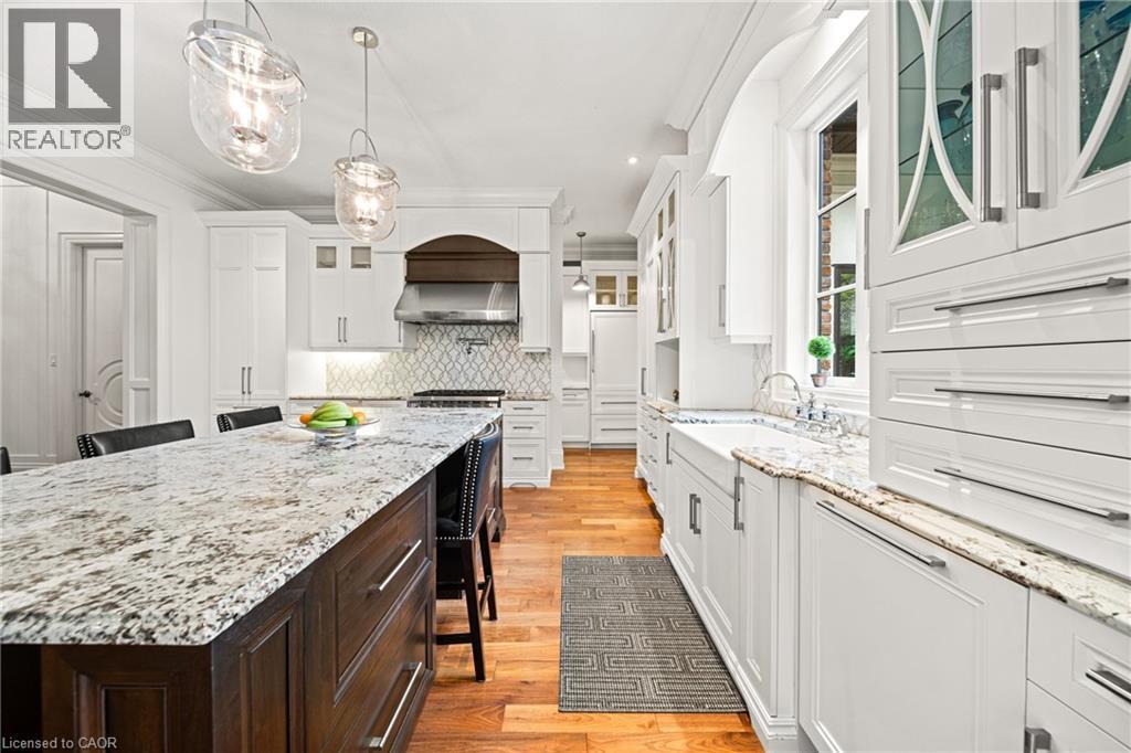 1577 Gloucester Road, London, ON - Indoor Photo Showing Kitchen With Upgraded Kitchen