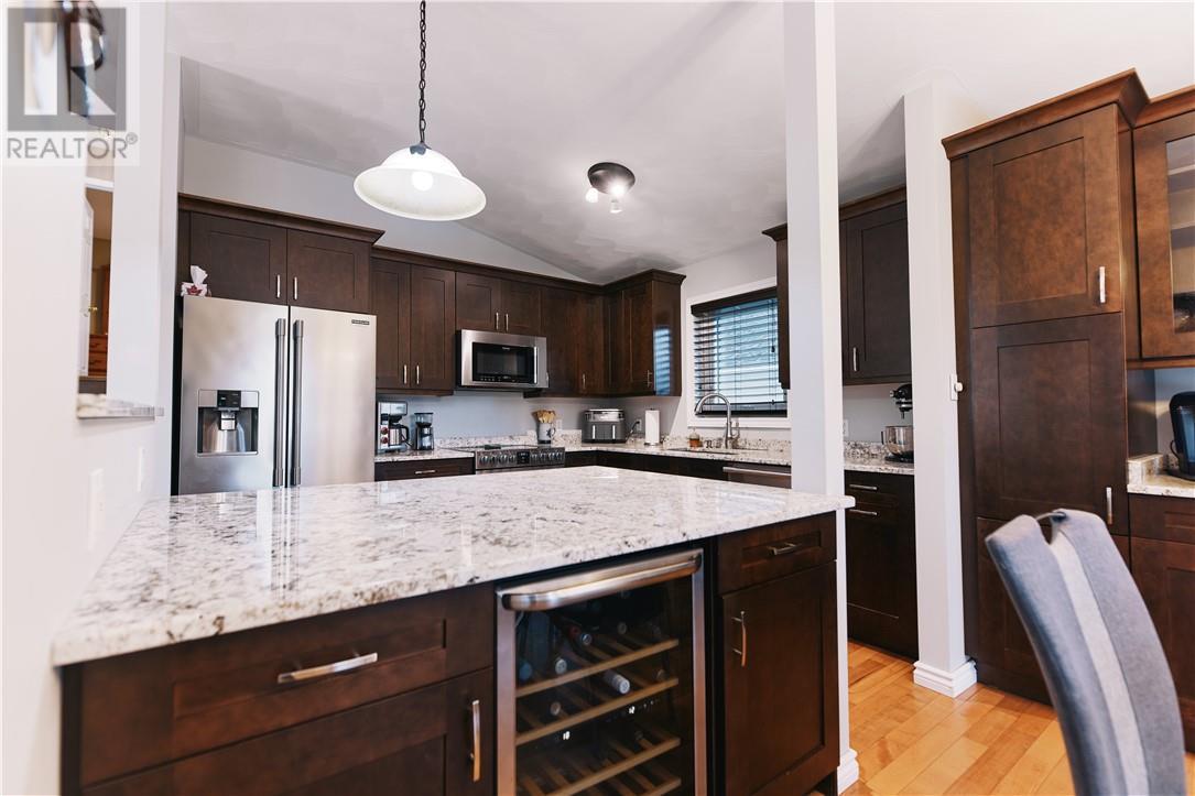 2779 Algonquin, Sudbury, ON - Indoor Photo Showing Kitchen With Upgraded Kitchen