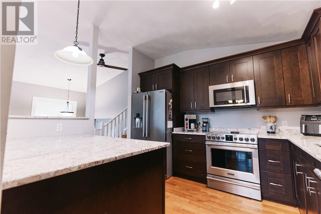 2779 Algonquin, Sudbury, ON - Indoor Photo Showing Kitchen With Upgraded Kitchen