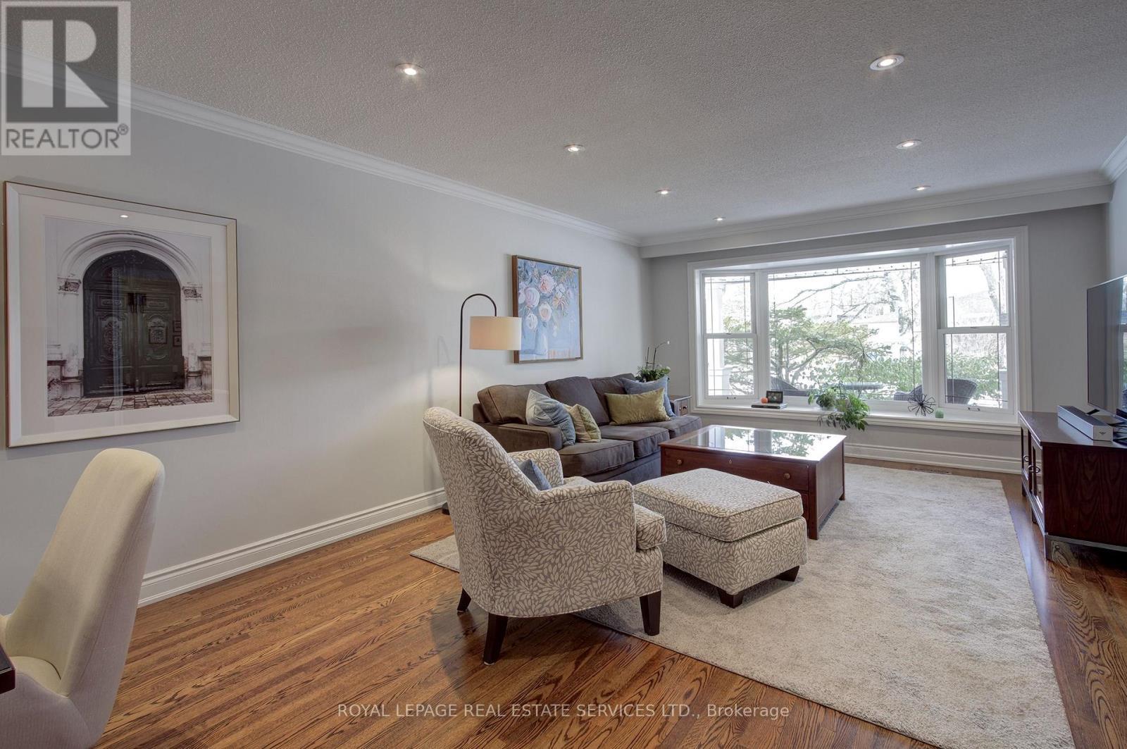 884 Silver Birch Trail, Mississauga, ON - Indoor Photo Showing Living Room