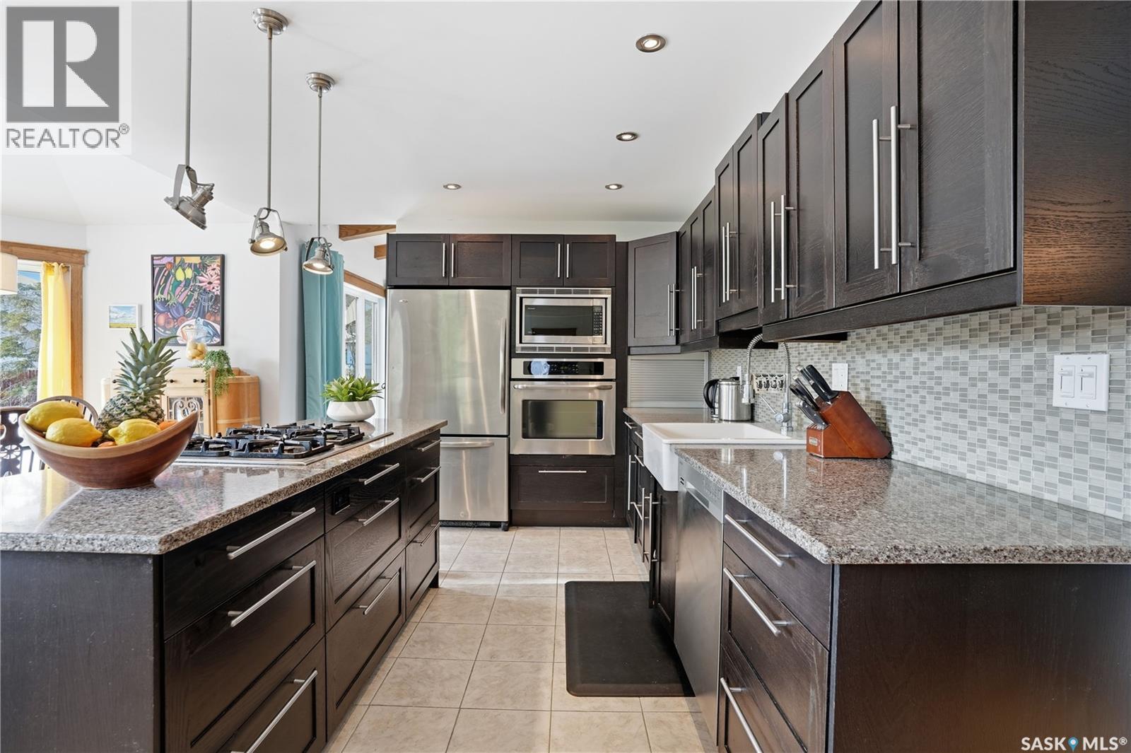 2423 Strathmore Place E, Regina, SK - Indoor Photo Showing Kitchen With Upgraded Kitchen