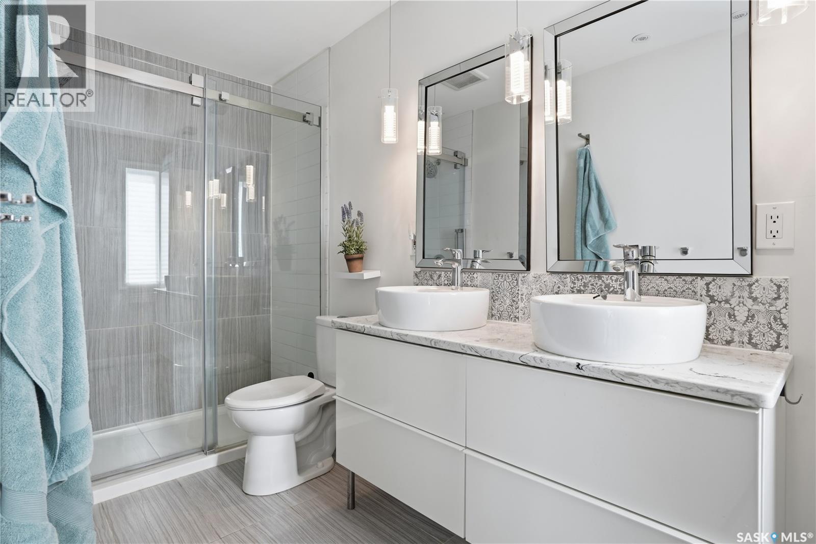 2423 Strathmore Place E, Regina, SK - Indoor Photo Showing Bathroom