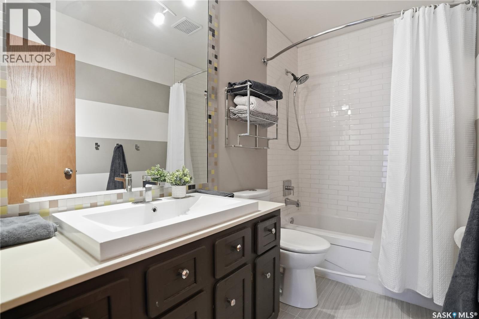 2423 Strathmore Place E, Regina, SK - Indoor Photo Showing Bathroom