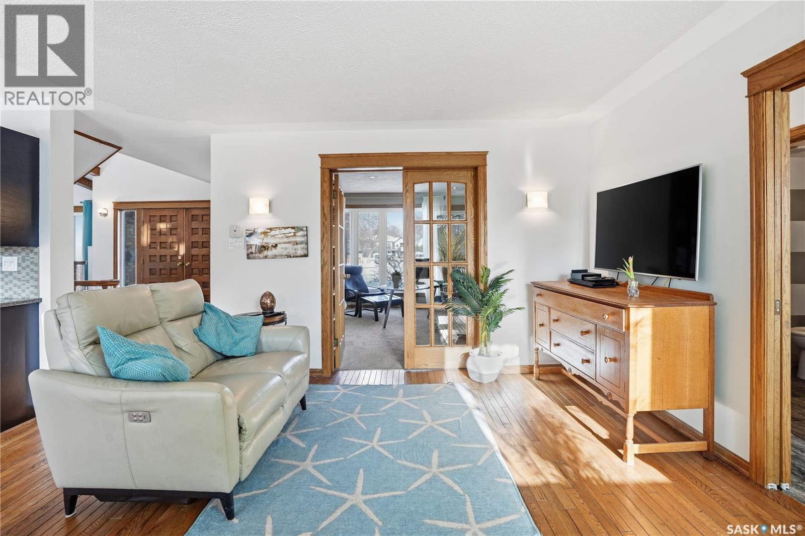 2423 Strathmore Place E, Regina, SK - Indoor Photo Showing Living Room