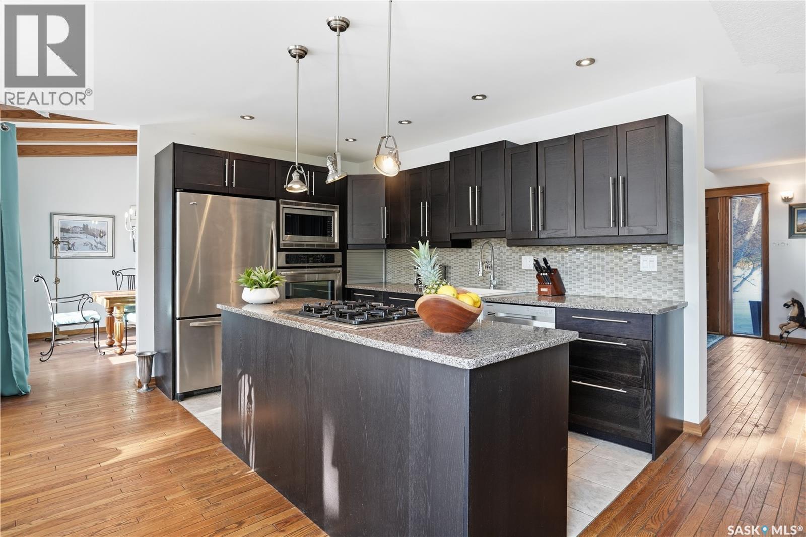 2423 Strathmore Place E, Regina, SK - Indoor Photo Showing Kitchen With Upgraded Kitchen