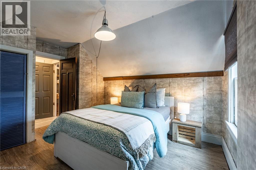 52 Connaught Avenue N, Hamilton, ON - Indoor Photo Showing Bedroom