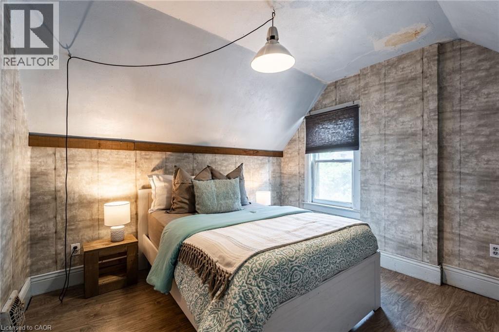 52 Connaught Avenue N, Hamilton, ON - Indoor Photo Showing Bedroom