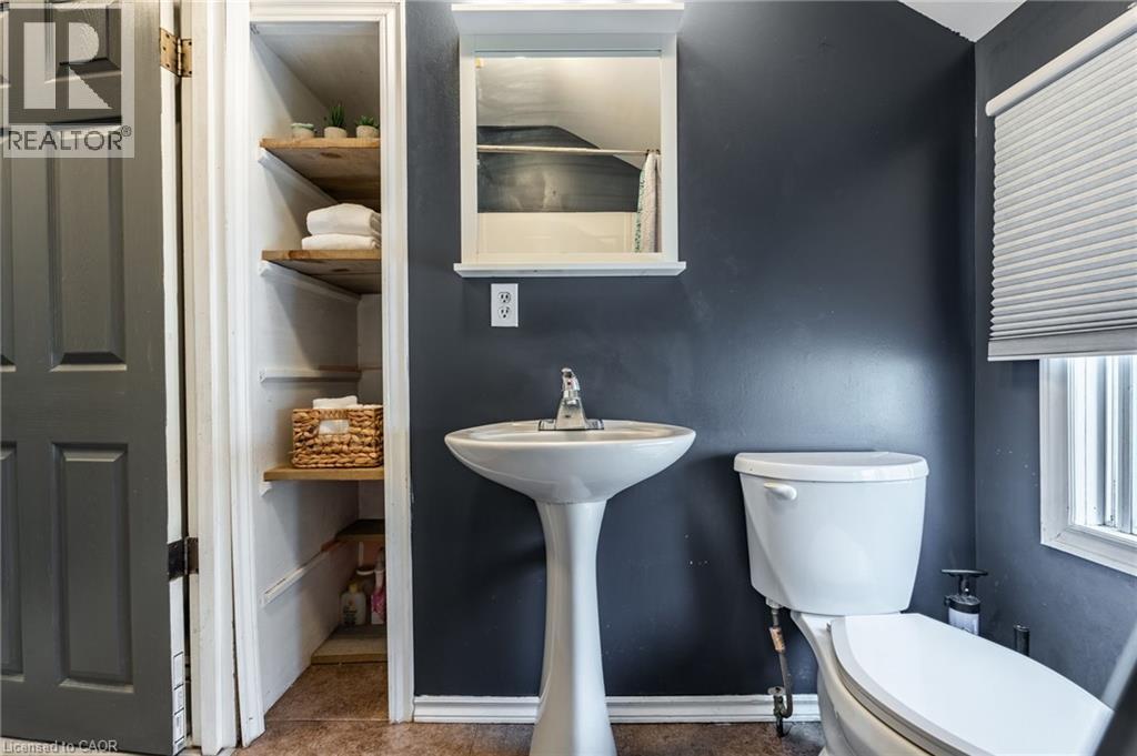 52 Connaught Avenue N, Hamilton, ON - Indoor Photo Showing Bathroom