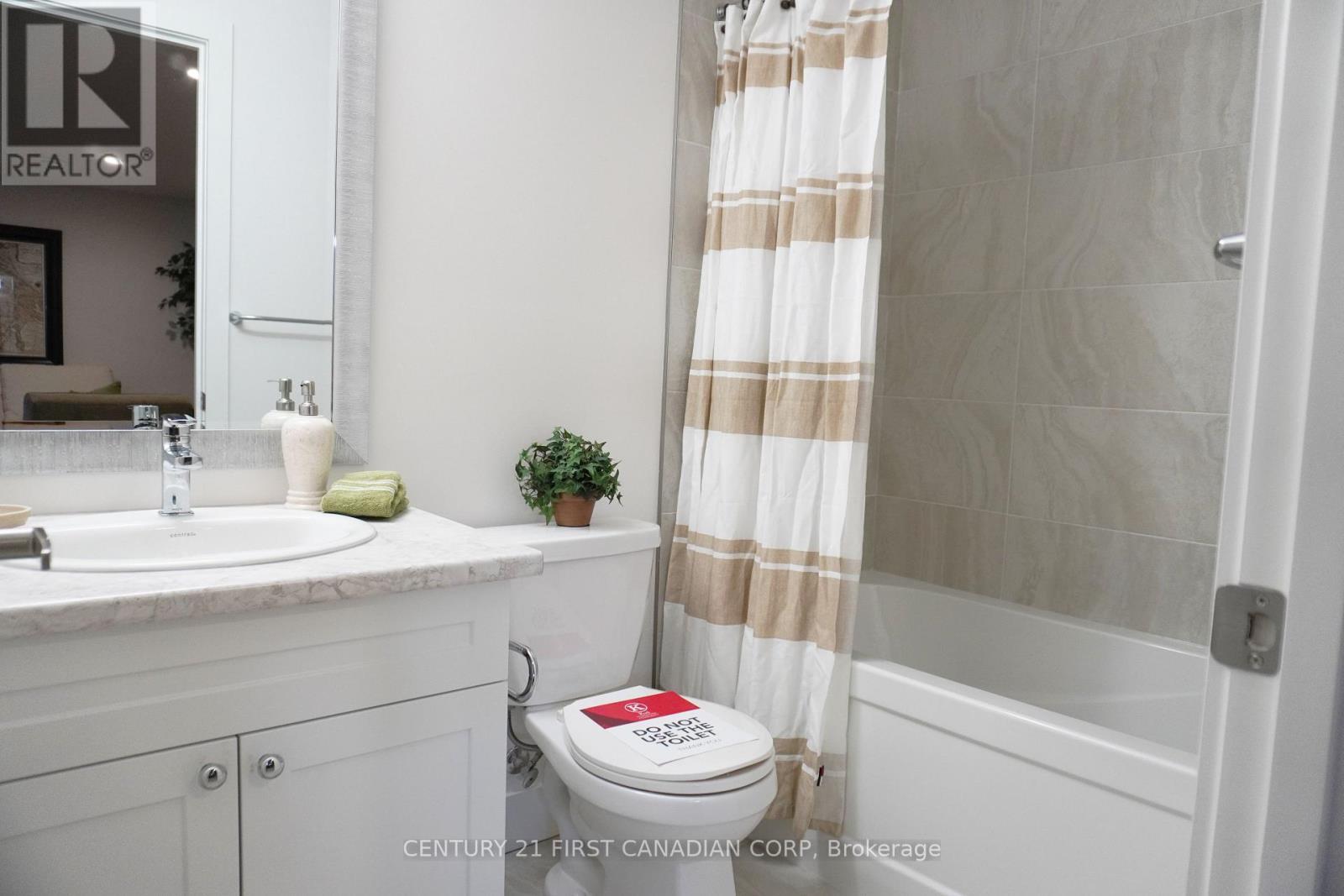 1 - 530 Gatestone Road, London South (South U), ON - Indoor Photo Showing Bathroom