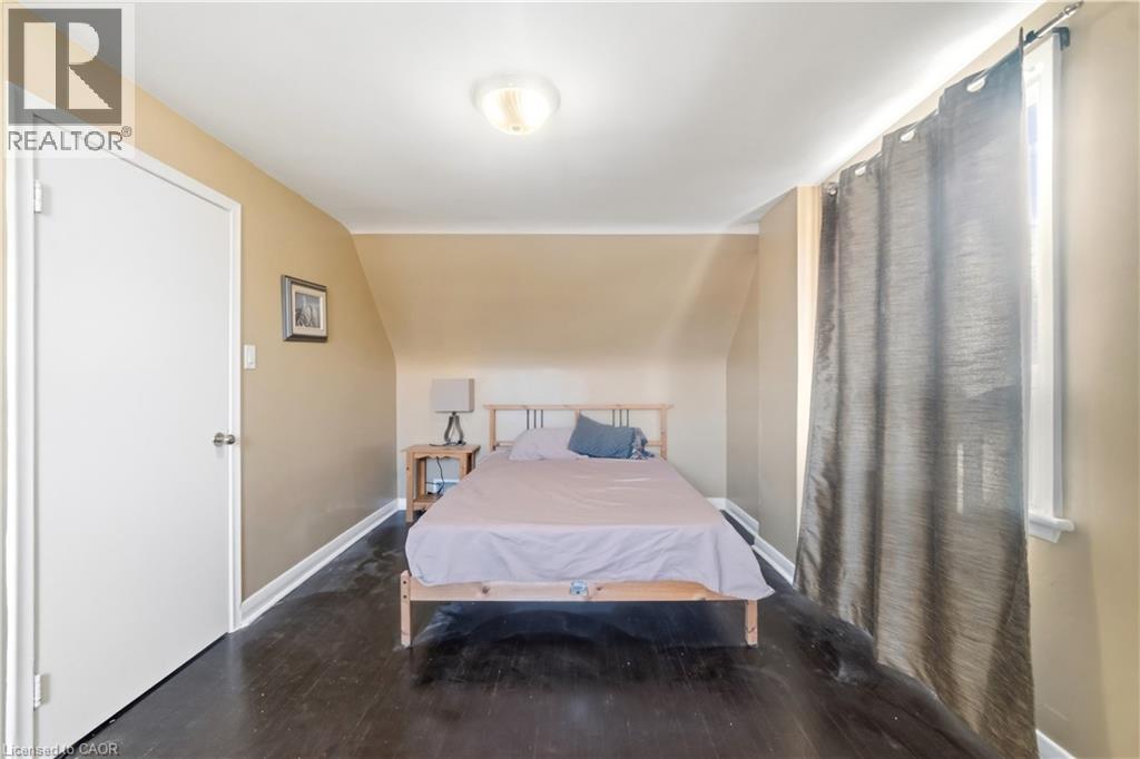 Bedroom featuring wood finished floors and lofted ceiling - 776 Britannia Avenue, Hamilton, ON - Indoor Photo Showing Bedroom