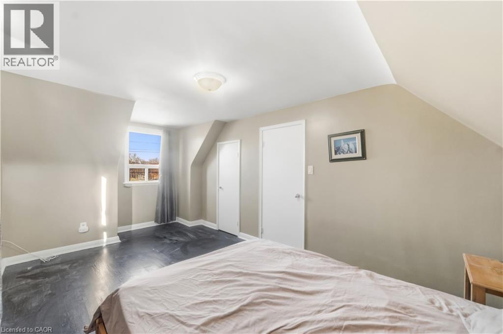 Bedroom featuring baseboards and vaulted ceiling - 776 Britannia Avenue, Hamilton, ON - Indoor Photo Showing Bedroom