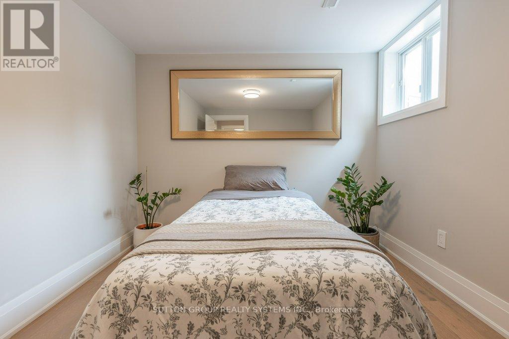 1264 Landfair Crescent, Oakville, ON - Indoor Photo Showing Bedroom