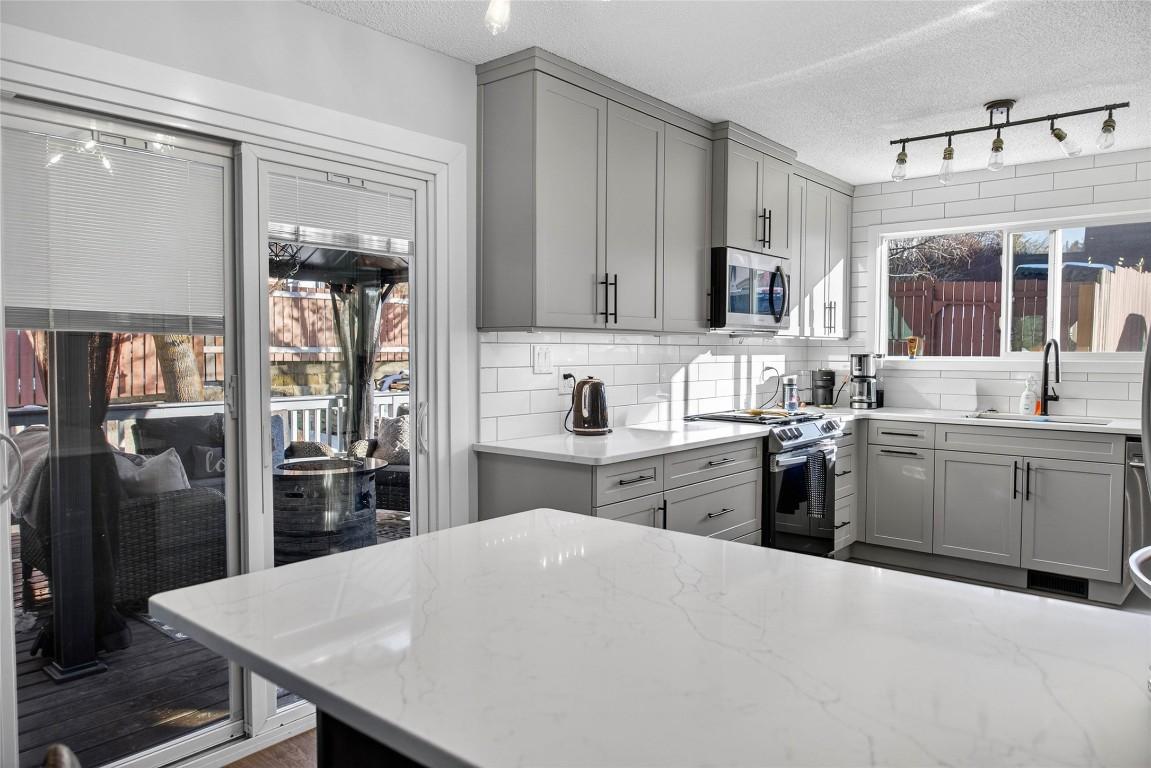 209 14Th Street, Cranbrook, BC - Indoor Photo Showing Kitchen With Upgraded Kitchen
