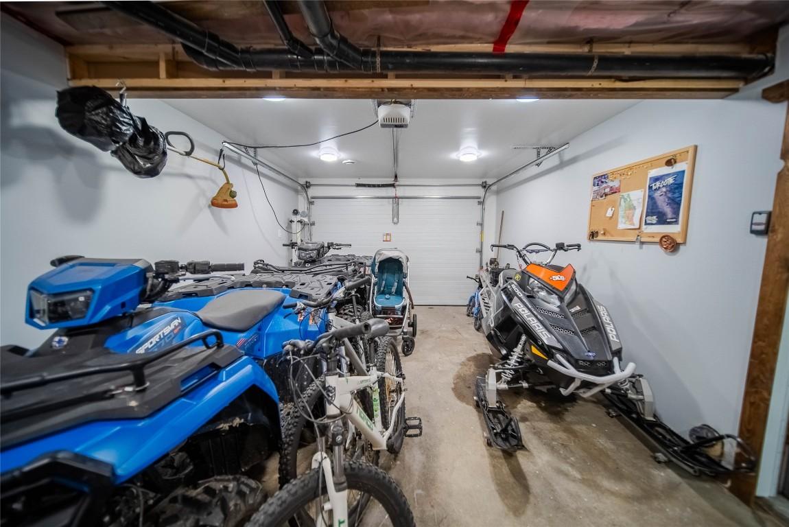 209 14Th Street, Cranbrook, BC - Indoor Photo Showing Garage